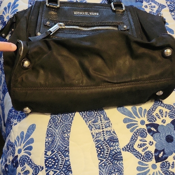 Michael Kors Black Shoulder Bag w/ Silver Hardware. Minimal Call Out. Attractive - Picture 4 of 12